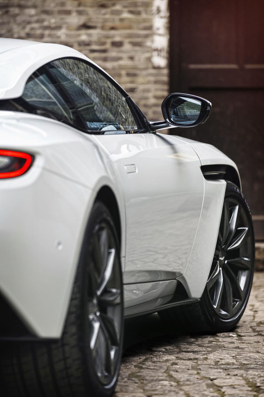 Детали экстерьера Aston Martin DB11 V8 2017 года  (WW) (фото 15 из 25)